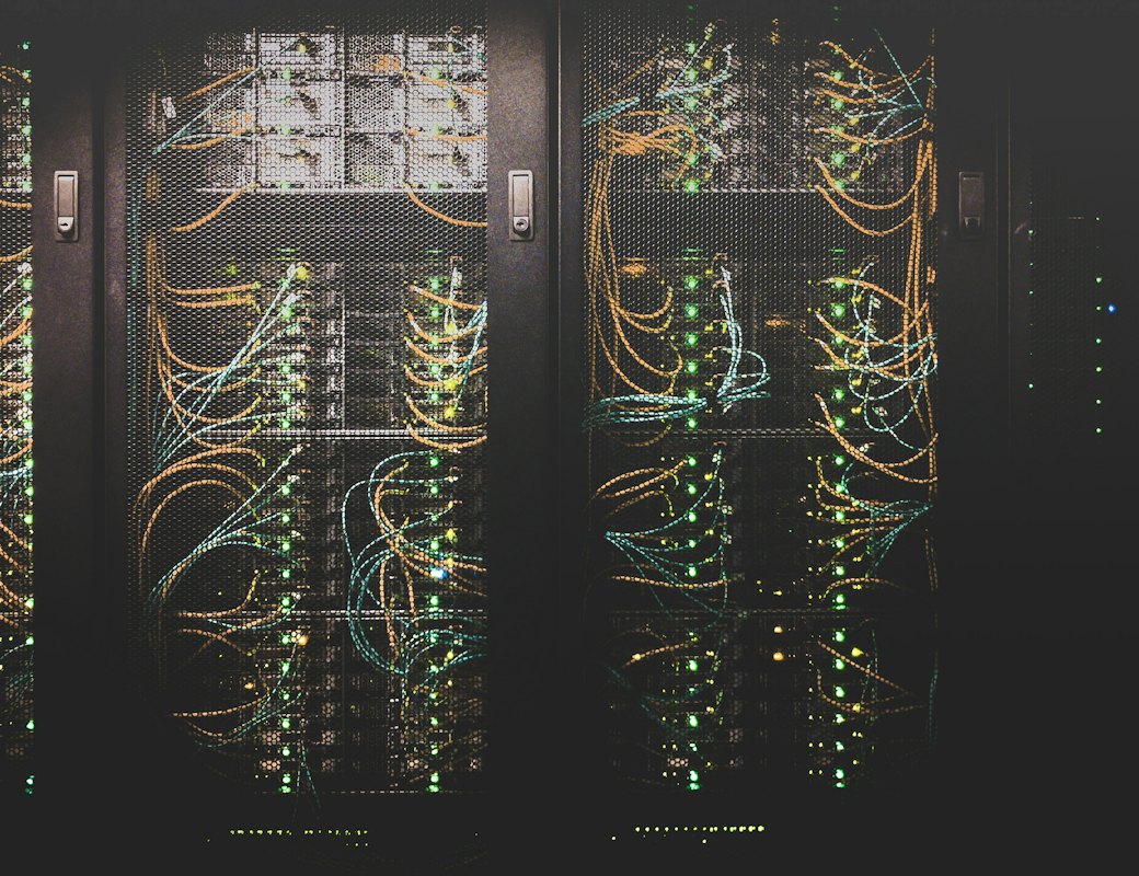 Tủ rack máy chủ trong trung tâm dữ liệu với hệ thống cáp mạng và đèn tín hiệu